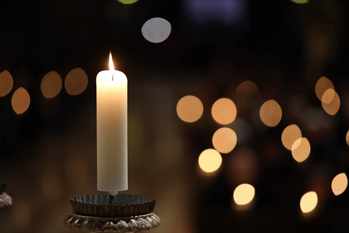 Brennende Kerze. / Erzdiözese Wien/ Schönlaub